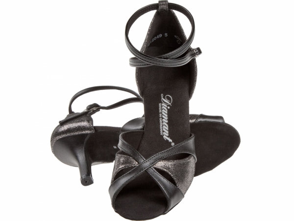 Aufgrund der Form ist dieser Tanzschuh auch für breitere Füße geeignet.